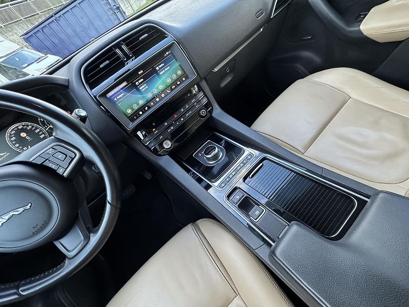 Jaguar F-Pace (2017) 2.0D, 132 kW - fotka 18 z 21