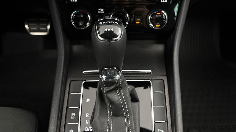 Škoda Superb 2.0 TDI DSG 4x4 Sportline Comb - fotka 25 z 29