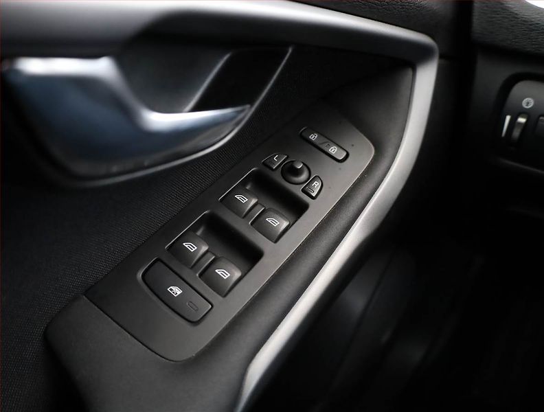 Volvo V40 (2017) 2.0 D2, Serv.kniha, Navi - fotka 11 z 16
