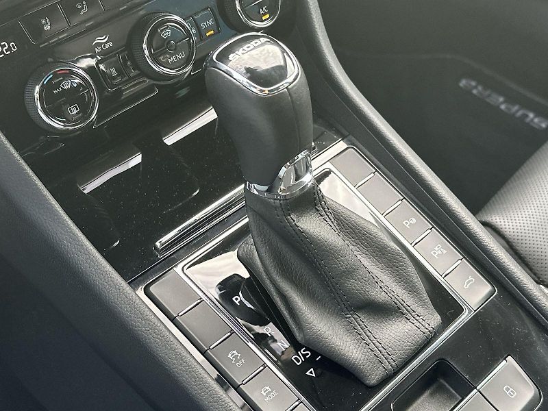 Škoda Superb (2023) Combi 2.0 TSI DSG L&K - fotka 17 z 38