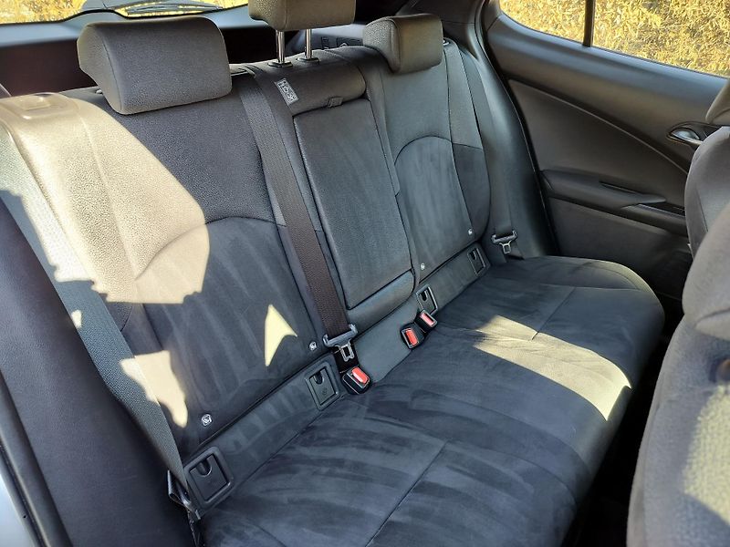 Lexus UX 250h BUSINESS edition,alcantara - fotka 19 z 25