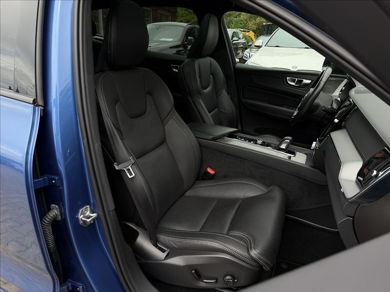 Volvo XC60 B4 2.0d 4X4 R-Design - fotka 9 z 29