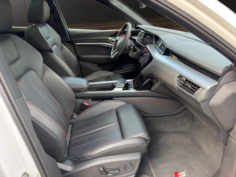 Audi SQ8 (2024) SQ8 370KW PANO Bang & Olufsen - fotka 18 z 27
