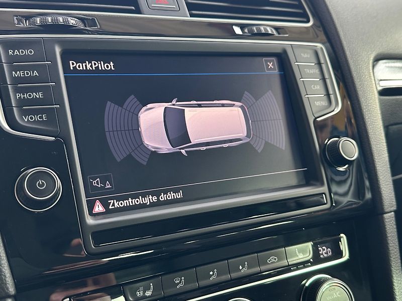 Volkswagen Golf (2017) 2.0TDi PO SERVISU,APP,PANORAMA - fotka 13 z 21