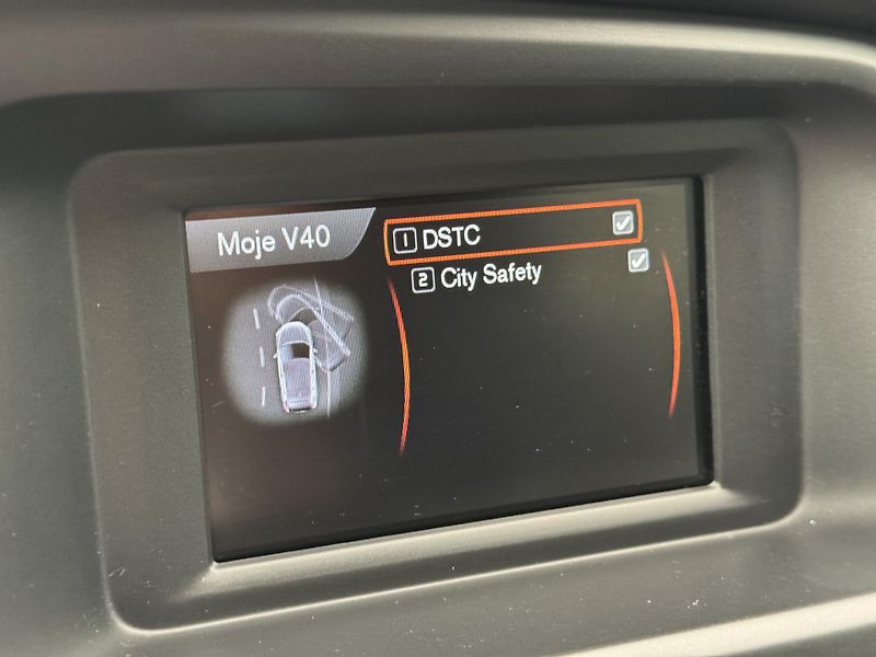 Volvo V40 D2 MOMENTUM CZ - fotka 32 z 39