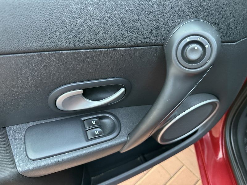 Renault Clio (2009) 1.2i 55kW Klima Výhřev Sedadel - fotka 26 z 46