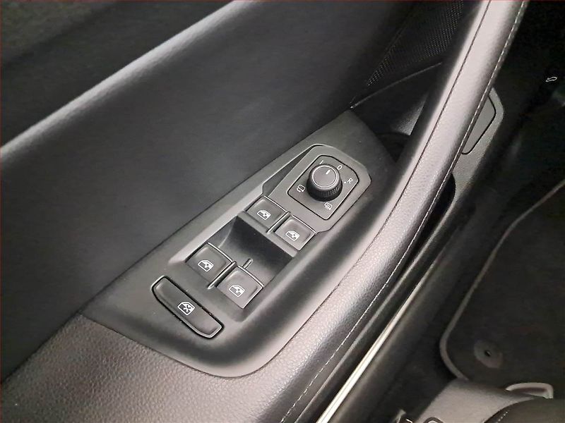 Volkswagen Passat (2019) R-Line 2.0 TDI, Automat, Kůže - fotka 20 z 24