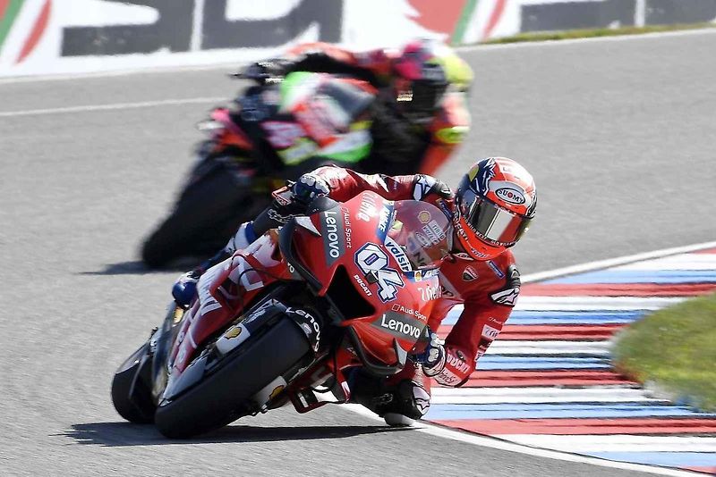 Motocyklová legenda Valentino Rossi při závodě na Masarykově okruhu v roce 2019.