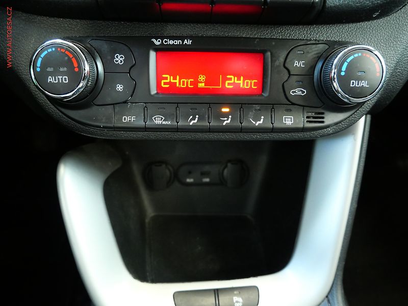 Kia Ceed (2013) 1.6GDi, ČR, AC, park.čidla - fotka 20 z 22