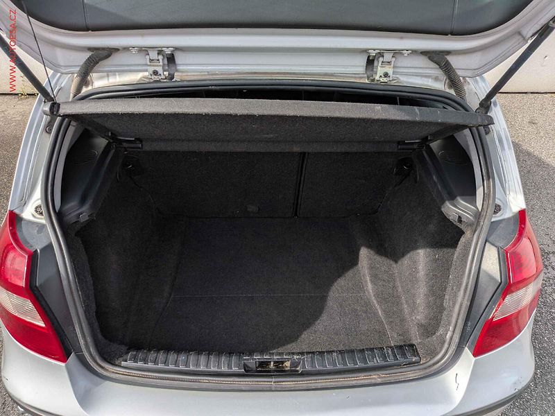 BMW Řada 1 (2005) 2.0d, AC, výhřev sed - fotka 7 z 12