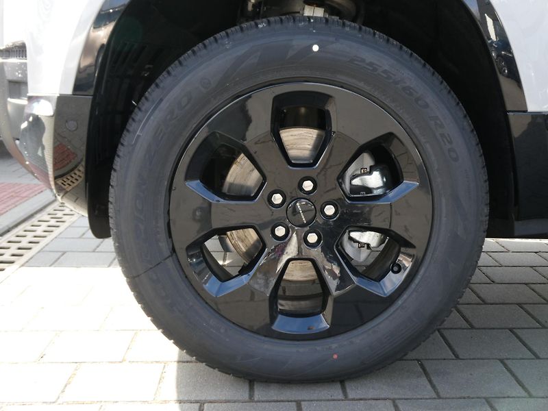 Land Rover Defender 110 3,0 X-Dynamic SE D250 - fotka 2 z 36