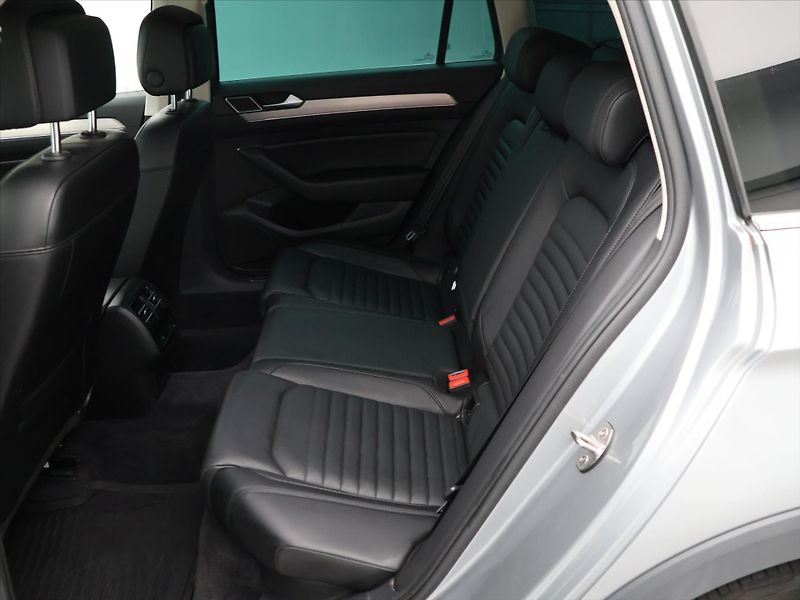 Volkswagen Passat Alltrack 2,0 TSI 162kW 4Motion - fotka 12 z 27