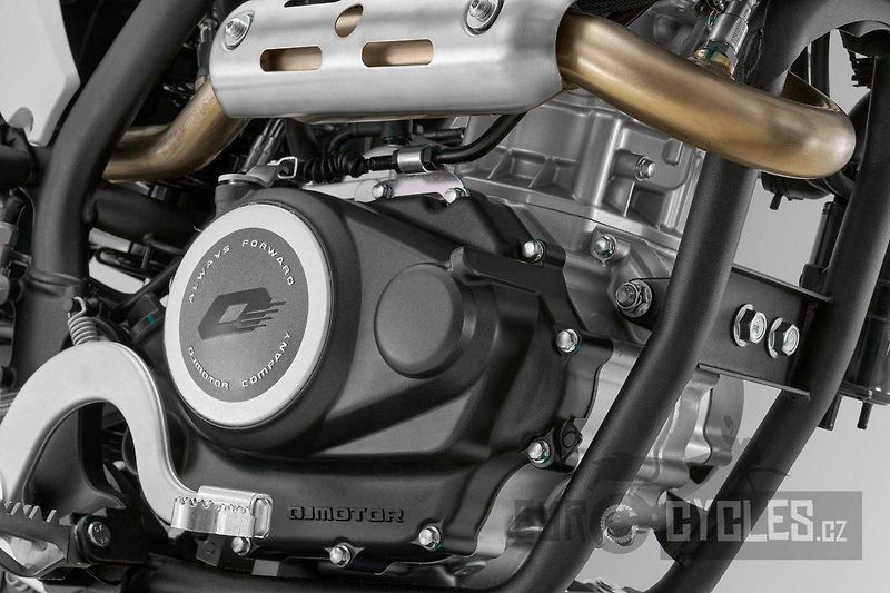 QJ Motor (2026) COV 125 Super Motard - Skladem - fotka 9 z 18