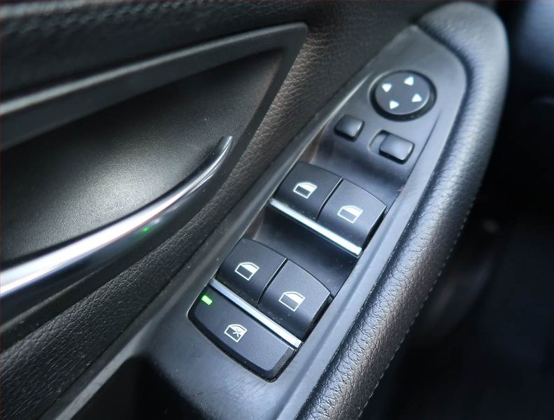 BMW Řada 5 (2014) 528i, Automat, Serv.kniha - fotka 17 z 22