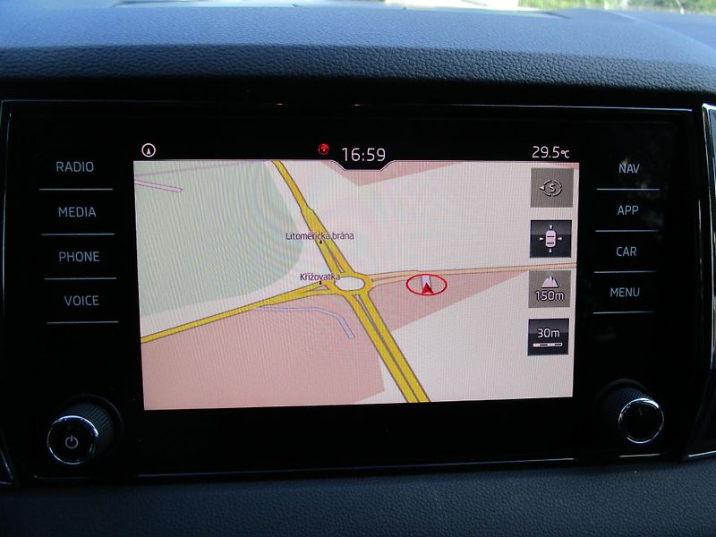 Škoda Karoq 1,6TDI-85KW-DSG-NOVÁ STK - fotka 20 z 30
