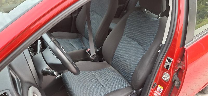 Toyota Yaris 1.0 VVT-i 51 kw - fotka 21 z 33