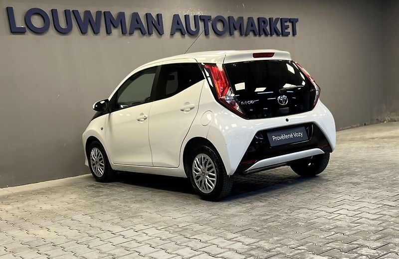 Toyota Aygo 1.0 X-PLAY - fotka 14 z 15