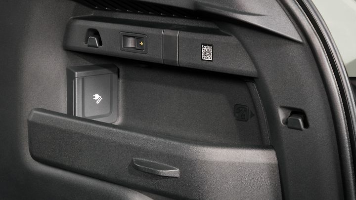 Elektromobily Škoda Elroq a Enyaq mohou díky funkci Vehicle to Load napájet externí zařízení přímo z trakční baterie. Adaptér zapojený do nabíjecího portu tak z auta udělá praktický zdroj energie pro kempování, práci i cestovní výbavu.