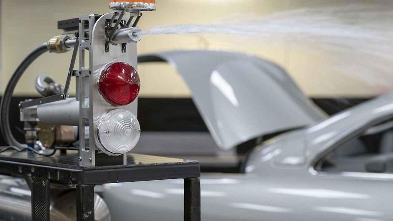 Aston Martin spustil výrobu bondovské DB5. Bude mít i některé filmové vychytávky