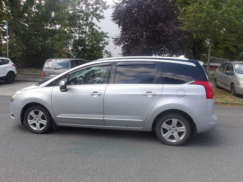 Peugeot 5008 1,6i KŮŽE, PĚKNÝ ! - fotka 11 z 29