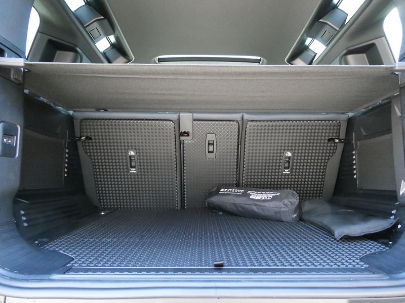 Land Rover Defender (2026) 110 3,0 X-Dynamic SE D250 - fotka 30 z 35