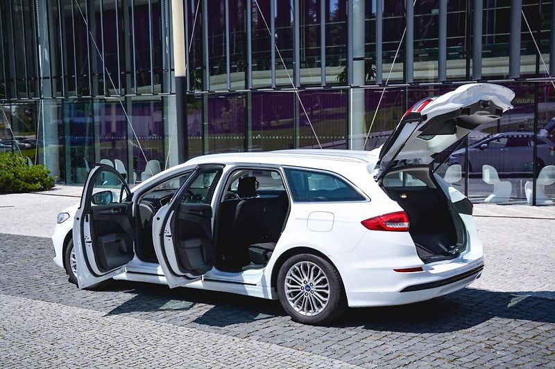 Ford Mondeo (2021) 2.0 138kw Hybrid ecvT TITANIUM - fotka 4 z 32