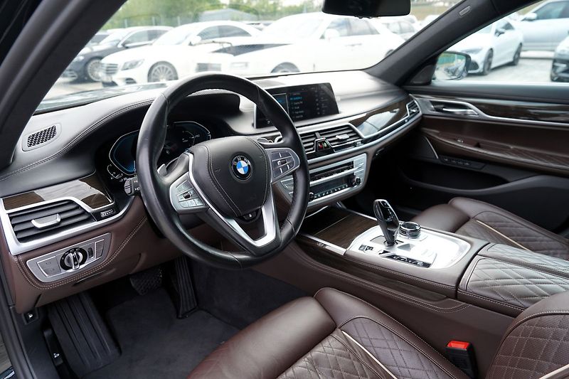 BMW Řada 7 745Le xDrive/Individual/Led/ČR - fotka 26 z 49