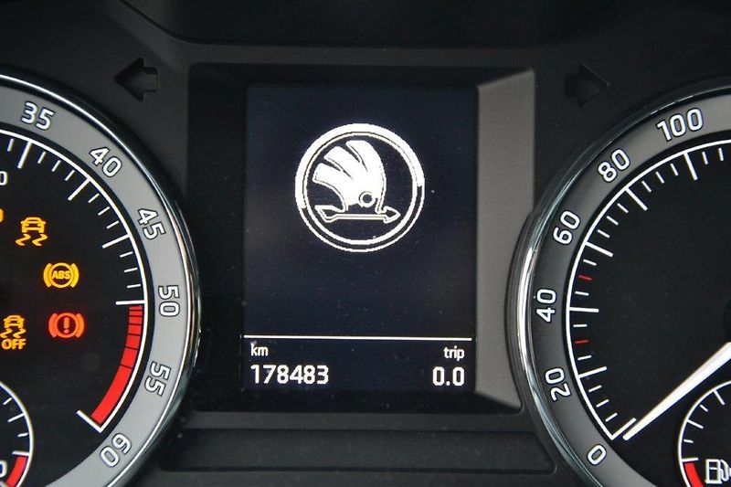 Škoda Octavia combi4x4 110 kW DSG Black line - fotka 9 z 42