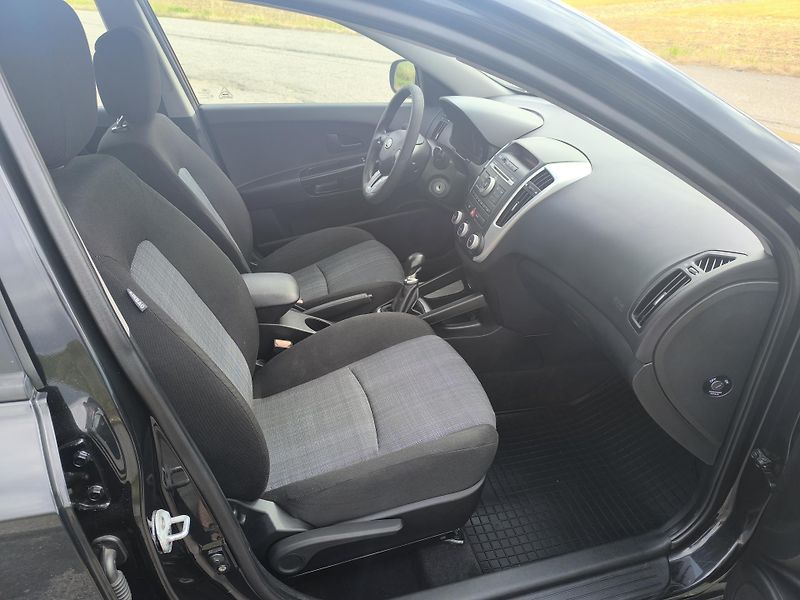 Kia Ceed (2011) 1.4 1.MAJITEL,SERVISNI KÍŽKA - fotka 15 z 31