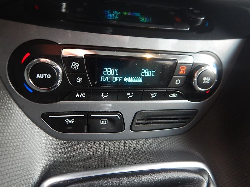 Ford Tourneo Connect 1.6 TDCi, 7 MÍST - fotka 22 z 29