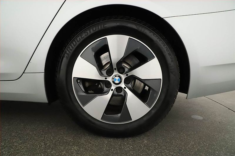 BMW Řada 5 (2021) 520d xDrive - fotka 21 z 21