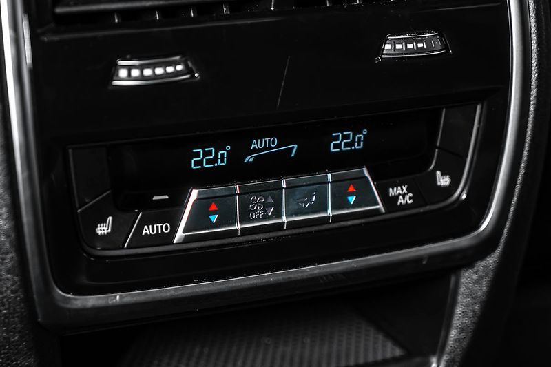 BMW X6 competition Laser Masáže - fotka 20 z 27