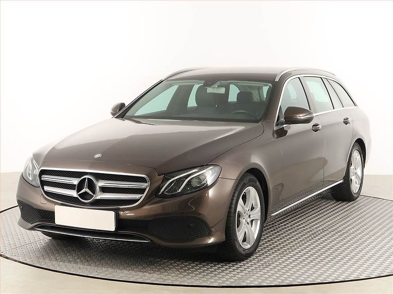 Mercedes-Benz Třídy E (2016) E 200, Automat, Kůže, Navi - fotka 2 z 19