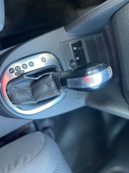 Volkswagen Touran 1.6TDi 77kW*WEBASTO*VÝHŘEV SED - fotka 26 z 34