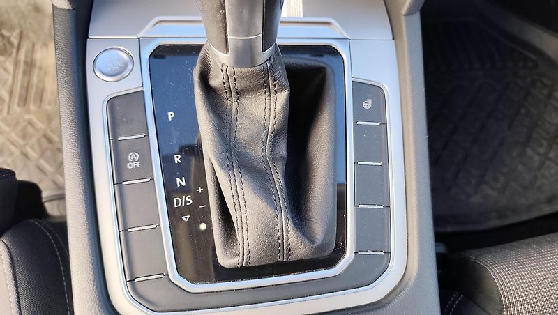 Volkswagen Passat (2019) Webasto-el.tažné-Matrix-Adapt. - fotka 21 z 37