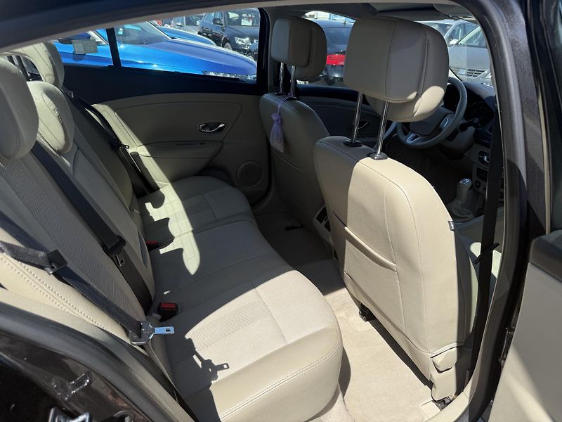 Renault Fluence 1.6 16V DIGIKLIMA NAVIGACE - fotka 11 z 13