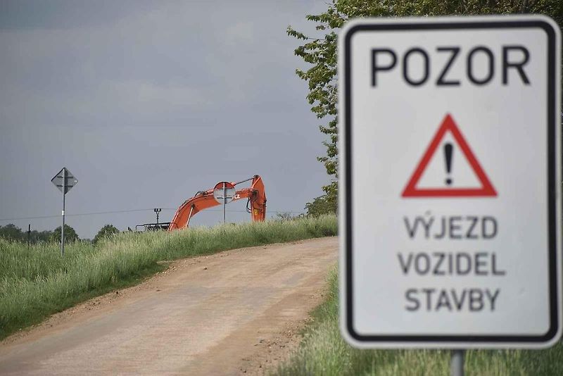Na okraji Všestar se už na místě zbouraných domů připravuje stavba nového dálničního mostu.