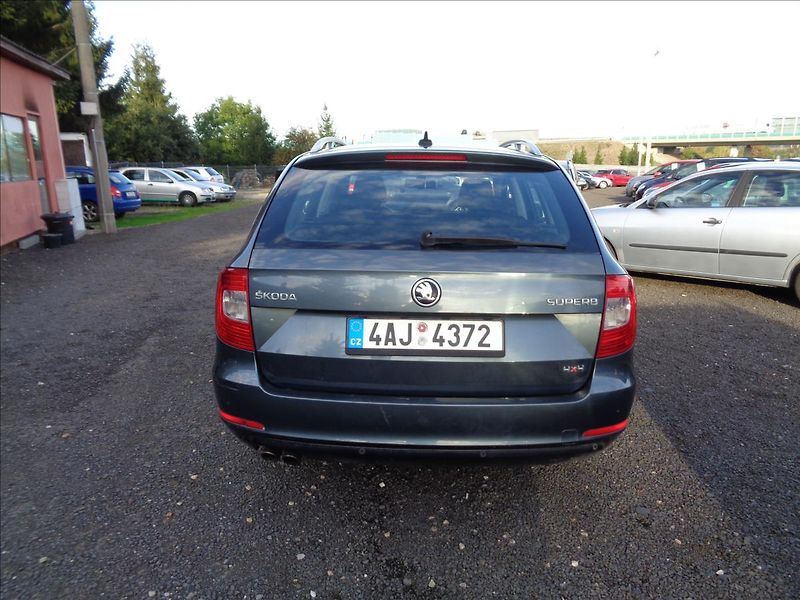 Škoda Superb 2,0 - fotka 13 z 14