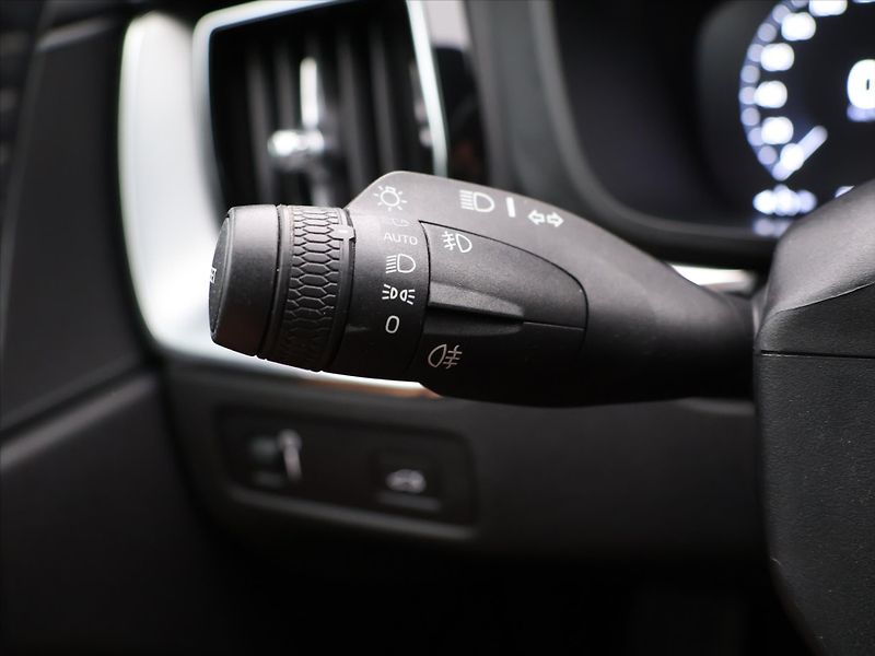 Volvo XC60 2,0 140KW D4 Momentum AWD Auto - fotka 13 z 22