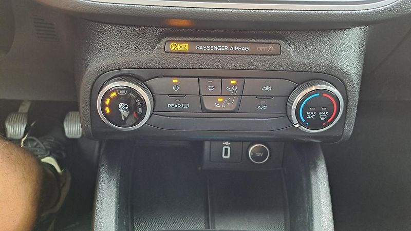 Ford Focus 1.5 TDCI Business NAVI - fotka 29 z 32