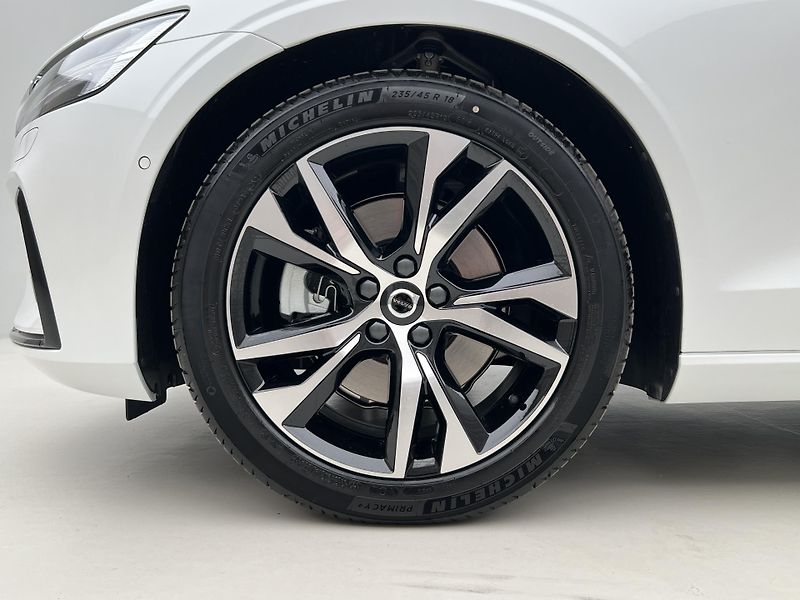 Volvo V60 (2026) B4 PLUS DARK AUT - fotka 15 z 44