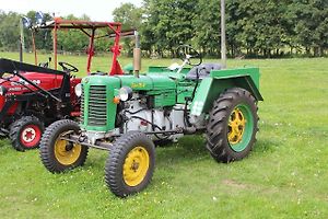 Traktor Zetor 25 A s hranatými blatníky na Srazu trucků v Děpoltovicích na Karlovarsku.