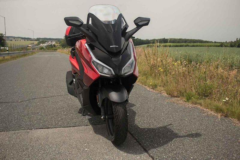 Rozměr je stejný jako u modelu s větší kubaturou, při jízdě však zůstává hbitá jako běžná stopětadvacítka.