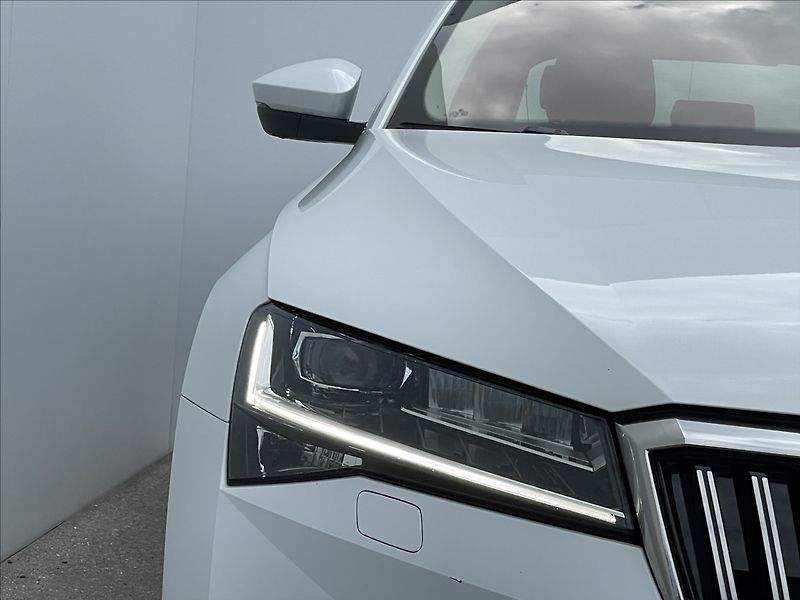 Škoda Superb 2,0 TDI DSG L&K TAŽNÉ+DCC+ACC - fotka 22 z 25