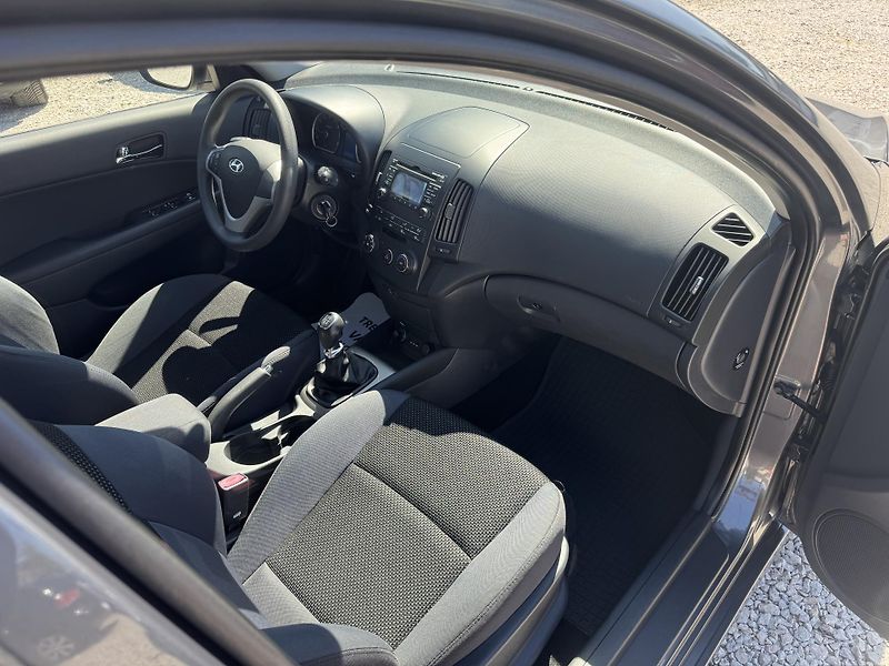 Hyundai i30 (2011) 1.4 CW,2 SADY KOL - fotka 25 z 31