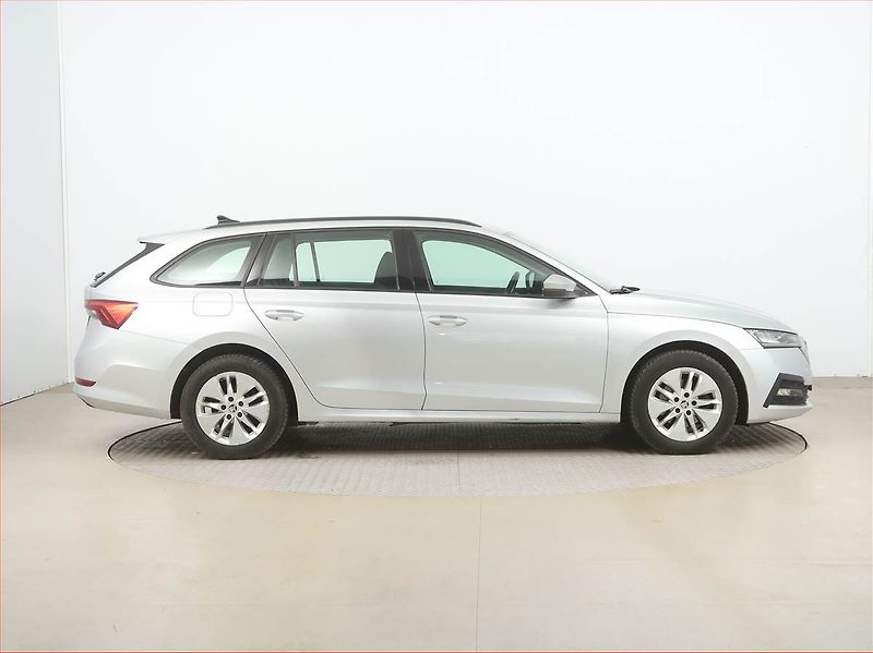 Škoda Octavia (2022) Ambition 1.0 TSI e-tec - fotka 6 z 19