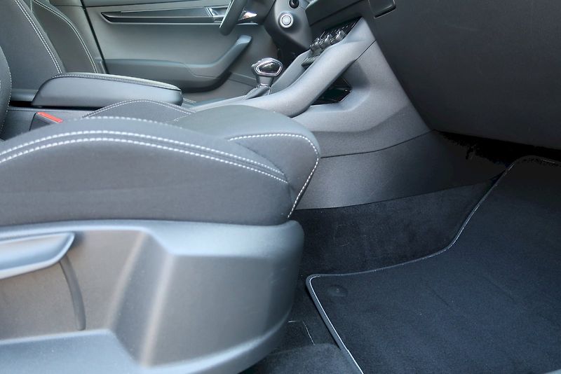 Škoda Karoq (2023) SPORTLINE 1.5 TSI 110 kW DSG - fotka 17 z 29