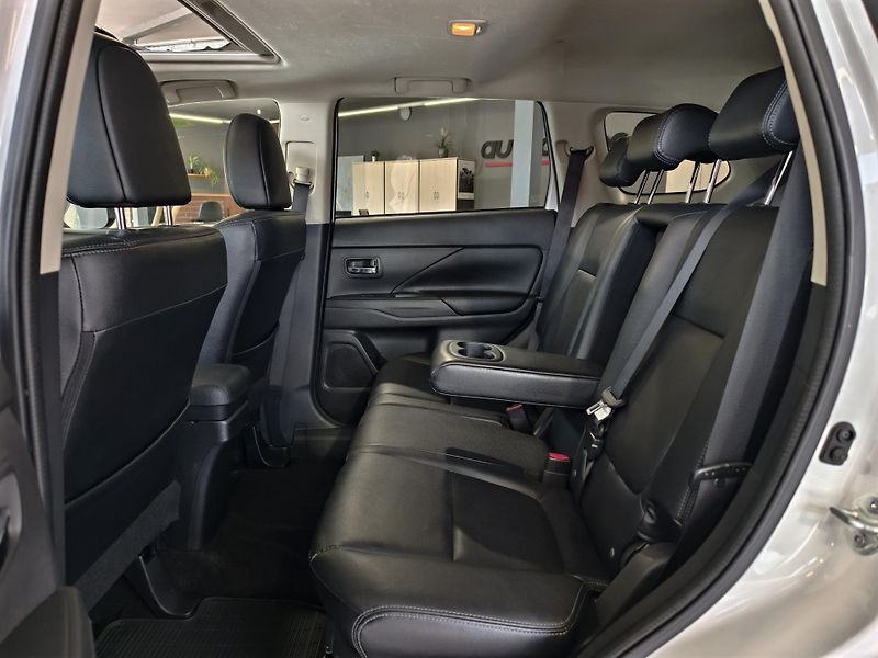 Mitsubishi Outlander 2.2 DI-D 110kW A/T, 7MÍST, 4x4 - fotka 10 z 27