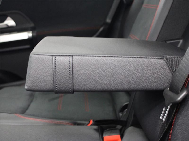 Mercedes-Benz GLB 2,0 250 4Matic AMG Line - fotka 30 z 39