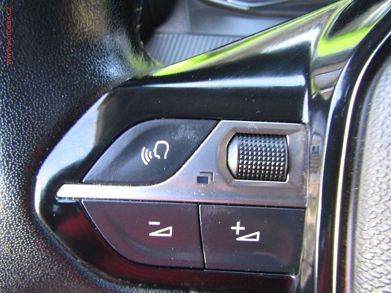 Peugeot 2008 (2021) 1.2 PT, ČR, LED - fotka 13 z 18